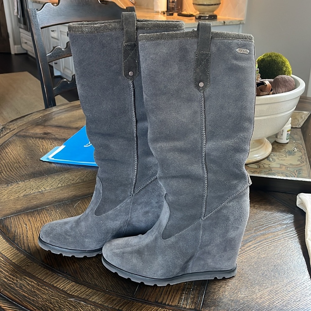 EUC 🥰🎉 UGG Soleil Gray Suede Sculpted Wedge Boots